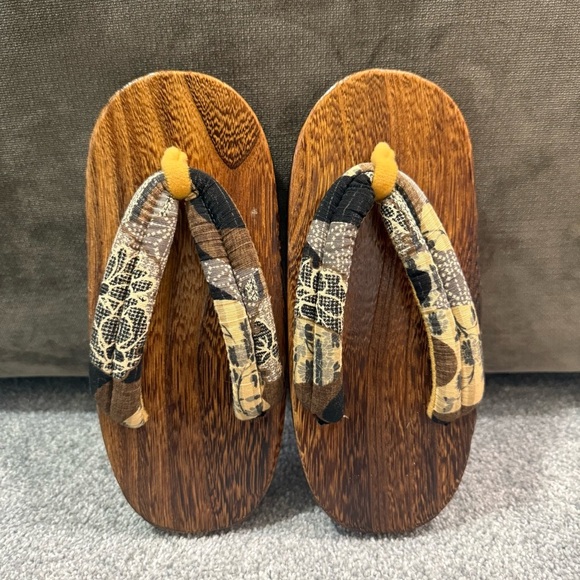 NWOT Japanese Traditional Women’s Wooden Sandals Floral Prints Straps Size 6-7 - Picture 2 of 5